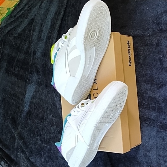 Reebok Classic - Picture 2 of 4